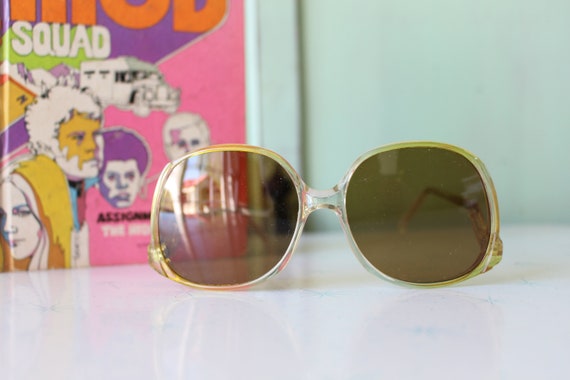 Vintage 1980s MOD GIRL Sunglasses....fancy. big l… - image 5