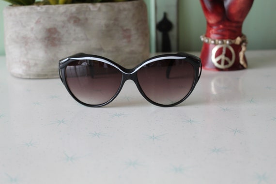 SALE//// 1980s HIPSTER Black Sunglasses...retro. … - image 2