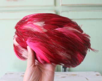 Sombrero de plumas de los años 50: Marca Angel, rosa y rojo