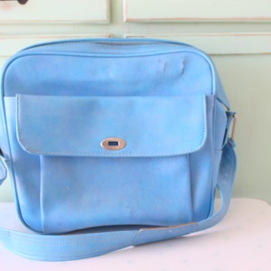 Vintage reiskoffer uit de jaren 1970... retro. vintage bagage. . koffer. Jaren 70. mod. twijgje. hip. mode. hipster. blauw. uniseks.