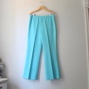 Blauwe discobroek jaren 70: vintage groovy broek met hoge taille
