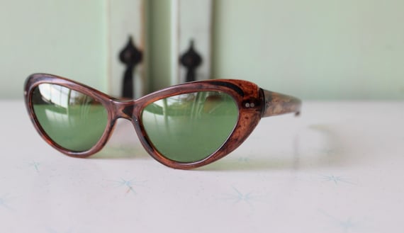 Vintage Cat Eye Sunglasses: 1950s-60s Mod Eyewear - image 1