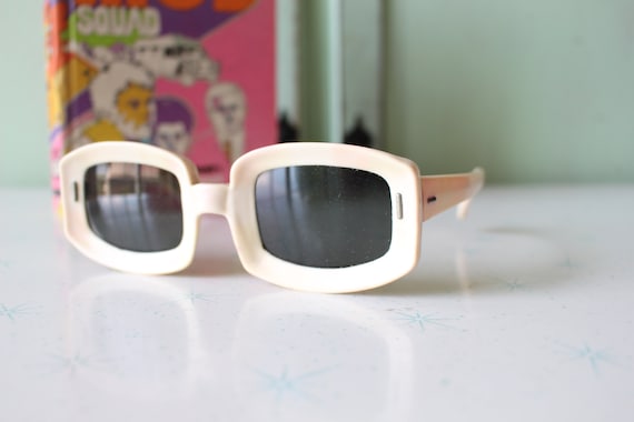 1970s TWIGGY MOD Sunglasses..... rare. twiggy. wo… - image 1