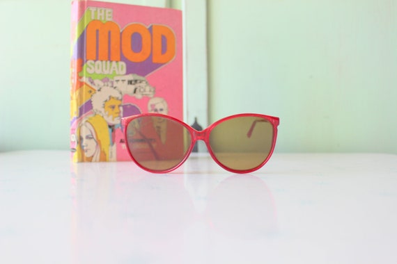 Vintage 1980s MOD GIRL Sunglasses....fancy. big l… - image 1