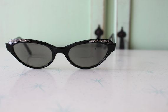 Vintage 1950s Cat Eye Sunglasses: Black Gem Accen… - image 4