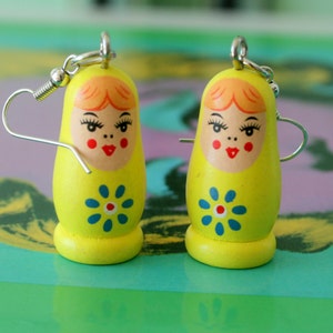 Vintage RUSSIAN NESTING DOLL Earrings...dangly. cute. kitschy. vintage charms. creepy. charm earrings. retro. kitsch jewelry. doll charms.