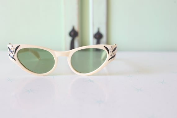 1960s 1970s Vintage Funky Cateye Sunglasses......… - image 1