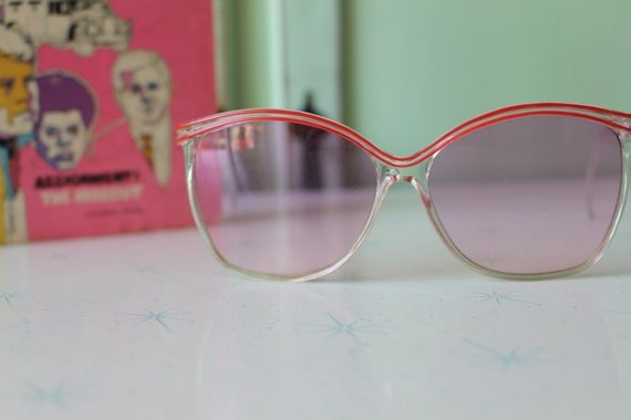 Vintage Taiwan ROC Sunglasses...rare. womens eyew… - image 4