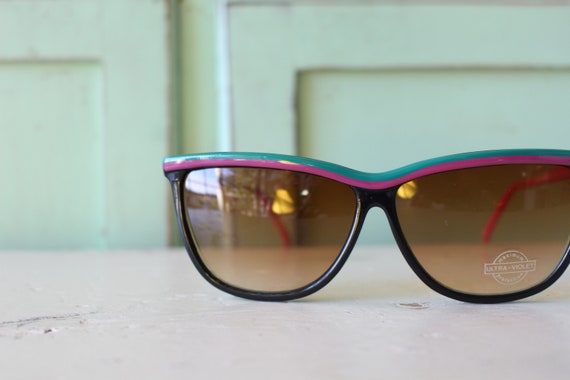 Vintage 1980s MOD GIRL Sunglasses....fancy. big l… - image 3