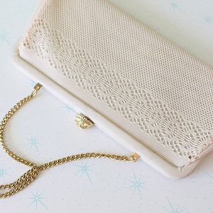 Vintage CREAM Clutch Purse..retro. purse. 1960s purse. spring. summer. women. folk. twiggy. mod. wedding. rockabilly. clutch