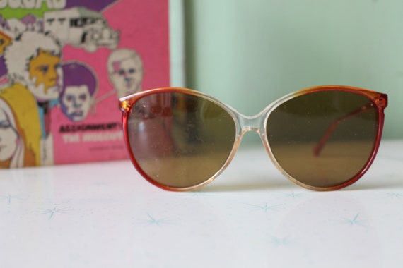 Vintage 1980s MOD GIRL Sunglasses....fancy. big l… - image 4