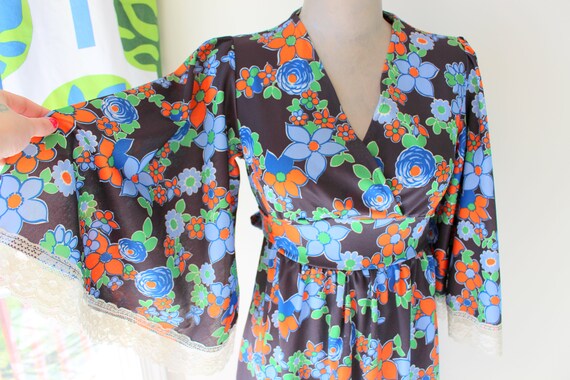 Vintage MOD Hippie Dress....size small. floral dre
