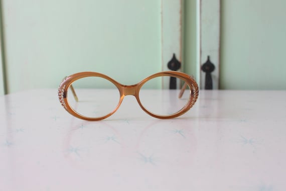 Vintage MOD GIRL Sunglasses.....rare. womens eyewe