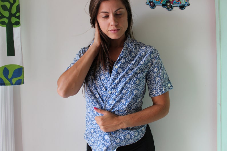 blouse Vintage Button Down Blouse..size small medium womens..crop button down ladies hipster. urban soho vintage blouse mad men mod