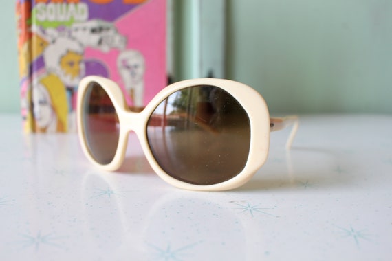 1970s TWIGGY MOD Sunglasses..... rare. twiggy. wo… - image 4