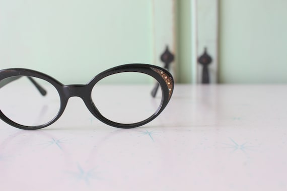 Vintage MOD GIRL Sunglasses.....rare. womens eyewe