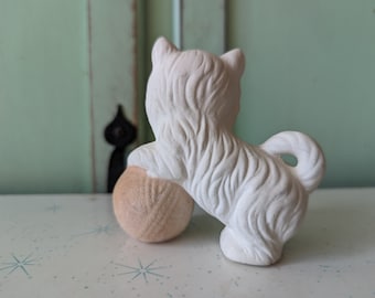 80年代ヴィンテージ 寝そべる姿が愛くるしい猫の陶器オブジェ 80年代