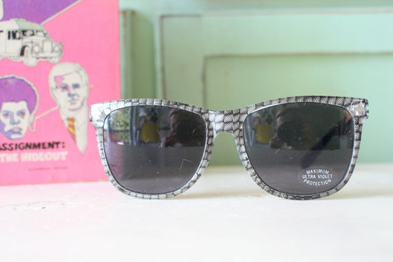 1970s Sunglasses: Silver Frame Tinted Lens