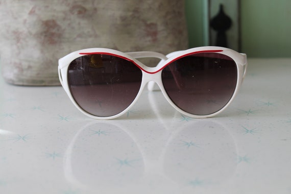 NOS 1980s MOD GIRL Sunglasses...white. oversized.… - image 4