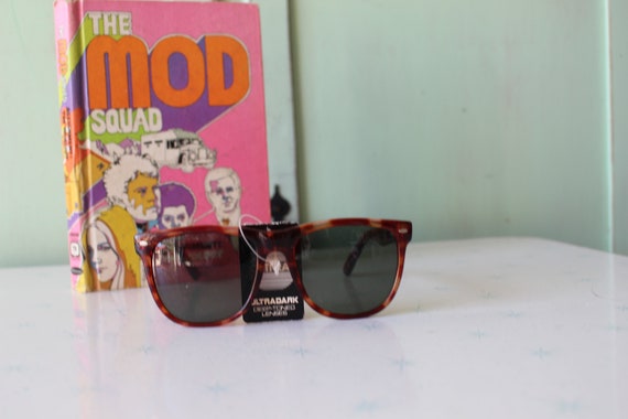 Vintage 1980s Retro Sunglasses.fancy. big lens su… - image 5