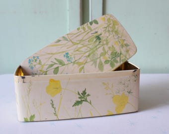 Blechdose mit Blumenmuster: Aufbewahrungsmöglichkeit im Retro-Kitsch-Stil der 70er Jahre