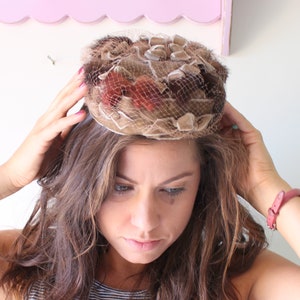 1960年代のヴィンテージチュールファシネーターハット、フェルトベルベットデザイン