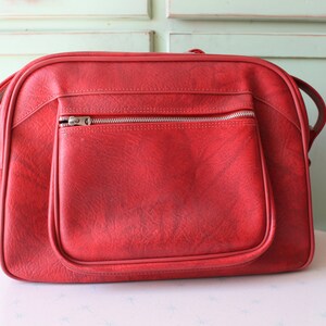 Vintage rode bordeauxrode koffer uit de jaren 1970....retro. vintage bagage. . koffer. Jaren 70. mod. twijgje. hip. mode. hipster. uniseks.
