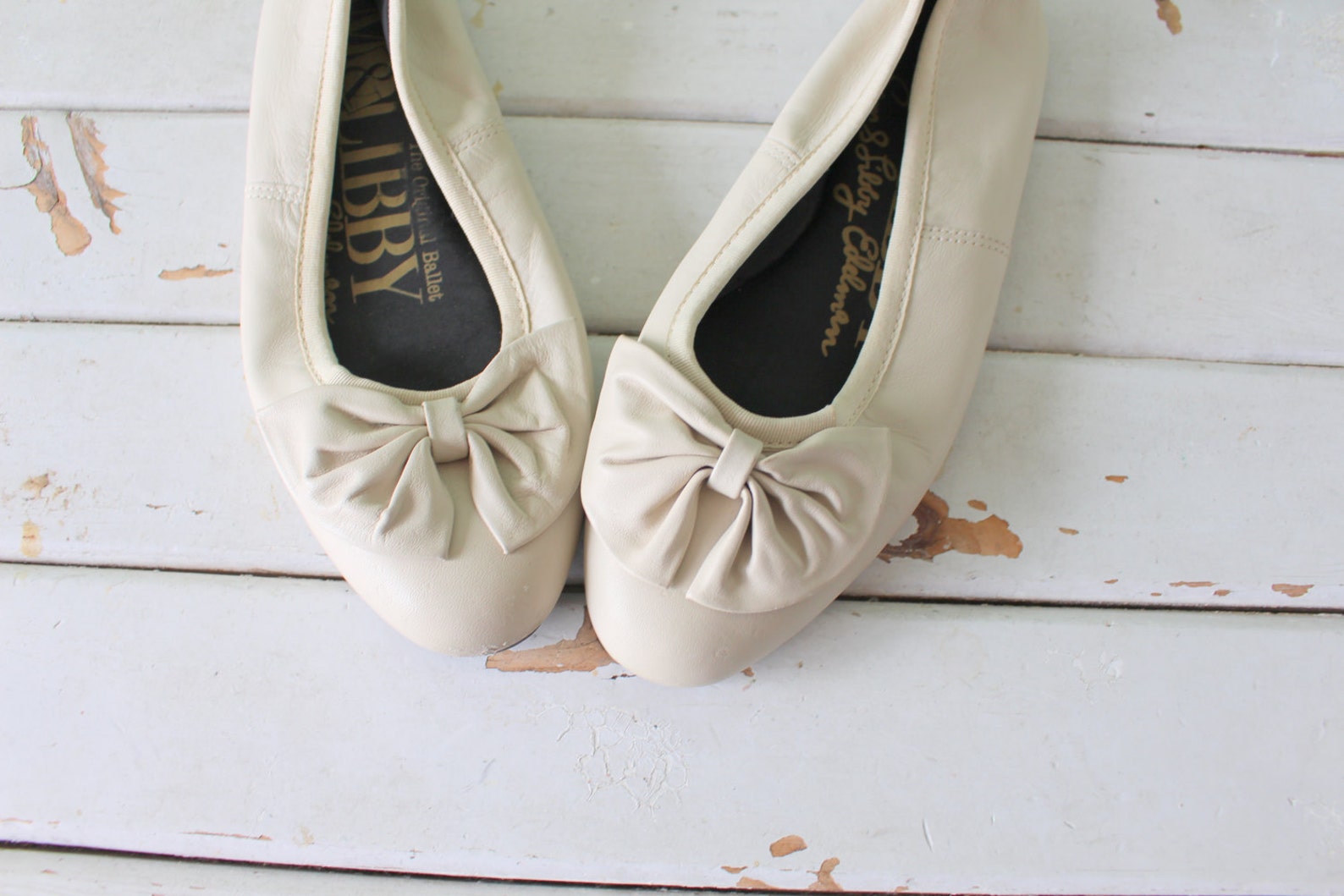 1980s creamy sam and libby flats...size 4 womens...adorable. bow. retro. boho. leather flats. 80s flats. ballet. shoes. designer