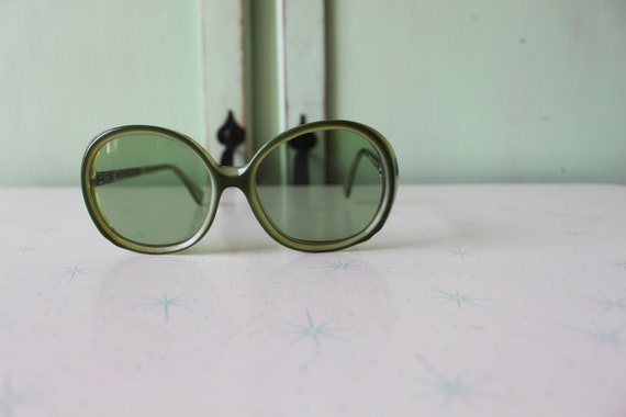 Green VINTAGE 1960s Atomic Retro Sunglasses..eyew… - image 2