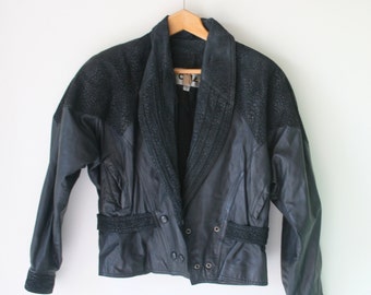 Chaqueta de cuero negra estilo motero, vintage de los años 80.