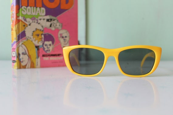 1970s 80s Vintage MOD YELLOW SUNGLASSES....dapper… - image 5