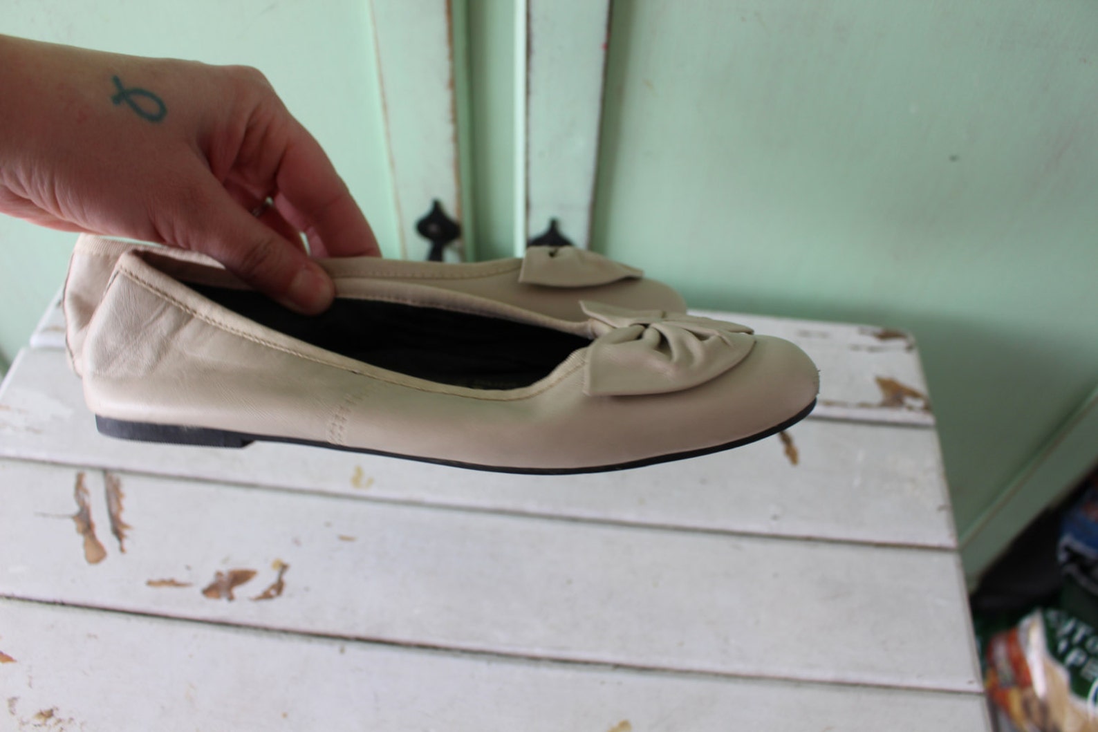 1980s creamy sam and libby flats...size 4 womens...adorable. bow. retro. boho. leather flats. 80s flats. ballet. shoes. designer
