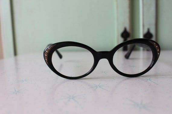 Vintage MOD GIRL Sunglasses.....rare. womens eyew… - image 3