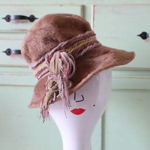 Gorro de pelo vintage de Gimbels: ribete de terciopelo marrón, años 50 y 60