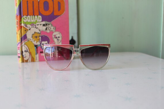 Vintage 1980s MOD GIRL Sunglasses....fancy. big l… - image 2