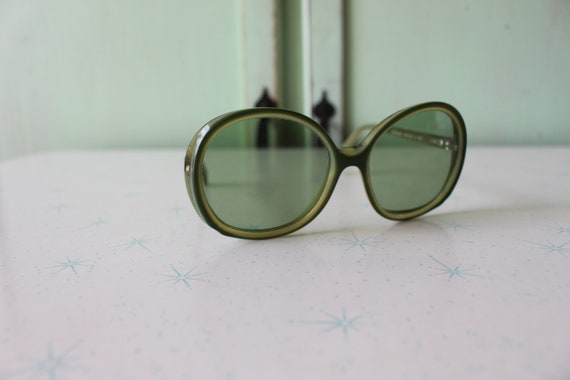 Green VINTAGE 1960s Atomic Retro Sunglasses..eyew… - image 4