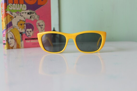 1970s 80s Vintage MOD YELLOW SUNGLASSES....dapper… - image 3