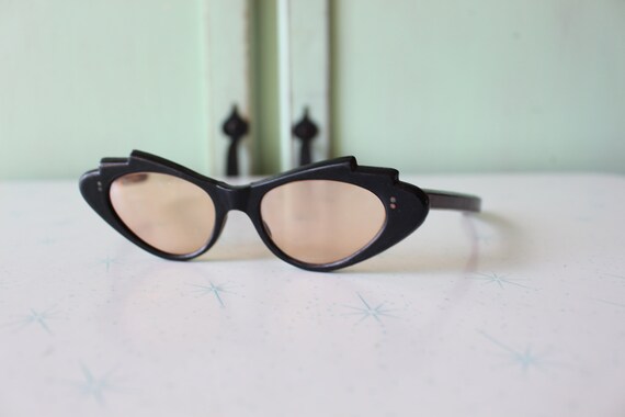 1970s Vintage Funky Old Hollywood Cateye Sunglass… - image 3