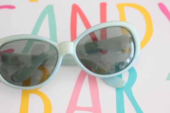 Vintage 1960s 1970s MOD GIRL Sunglasses....fancy.