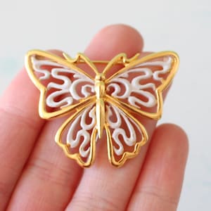 Vintage BUTTERFLY Brooch.groovy. retro. flower. 1970s. classic. atomic. jeweled. daisy. costume jewelry. vintage brooch. white. golden