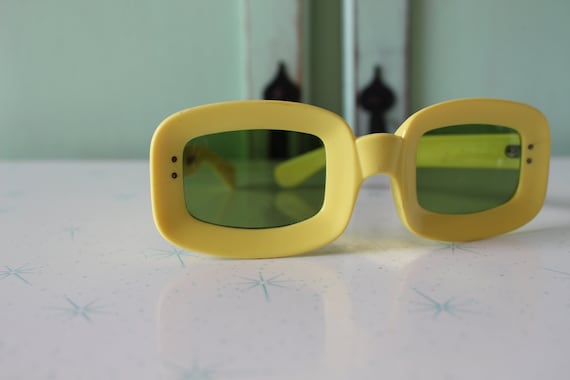 1950s 1960s MOD GIRL Sunglasses...yellow. oversiz… - image 4