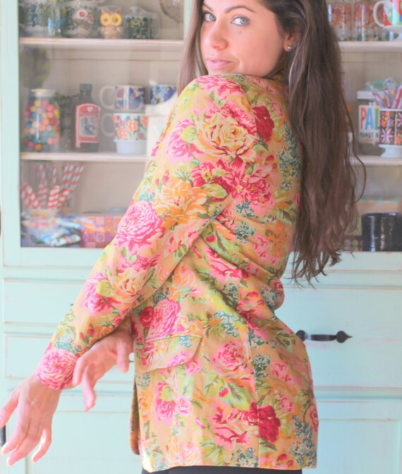 1990s Floral Blazer Jacket...size small. pink. col