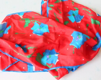 1970s 1980s Vintage MOD GIRL Scarf...retro scarf. 1970s accessories. mod. twiggy. head. neck. groovy. disco. gogo. red. flower garden.