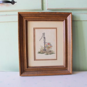 1980er Jahre Vintage Country Home Nadelspitze Briefkasten Kunst....Küche. kitschig. Hause. Dekor. antike Haushaltswaren. Wandbehang. künstlerisch. bestickt