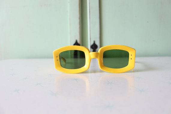 1970s TWIGGY MOD Sunglasses..... rare. twiggy. wom