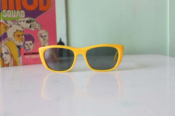 1970s 80s Vintage MOD YELLOW SUNGLASSES....dapper… - image 2