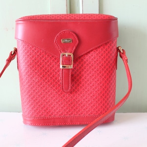 1980s RED Fancy Handbag..indie. costume. chic. soho. retro. red purse. rad 80s. prep. classic. vintage purse. valentine. 1980s purse. prom.