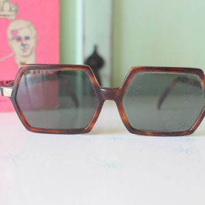 Vintage 1960s Mod Sunglasses: Oversized Kitsch Party Shades