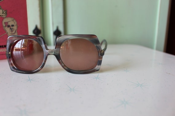 1970s TWIGGY MOD Sunglasses..... rare. twiggy. wo… - image 2