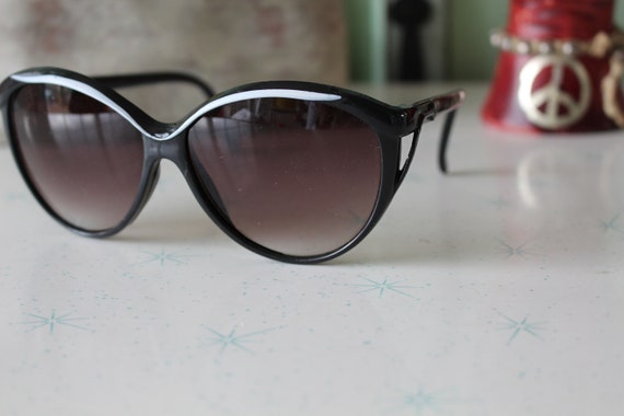 SALE//// 1980s HIPSTER Black Sunglasses...retro. … - image 5
